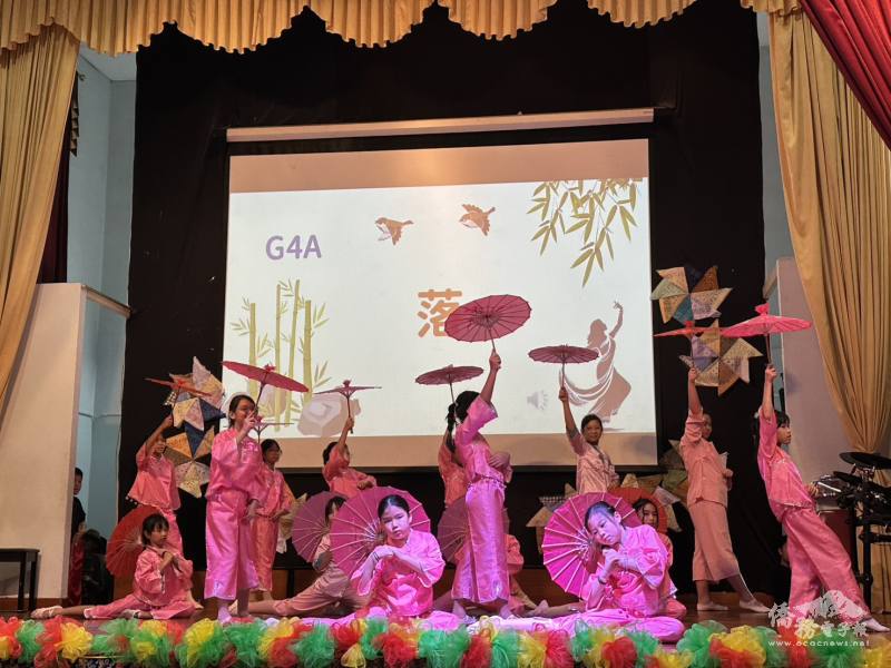 學生帶來精采民俗傳統表演，帶動現場熱絡氣氛