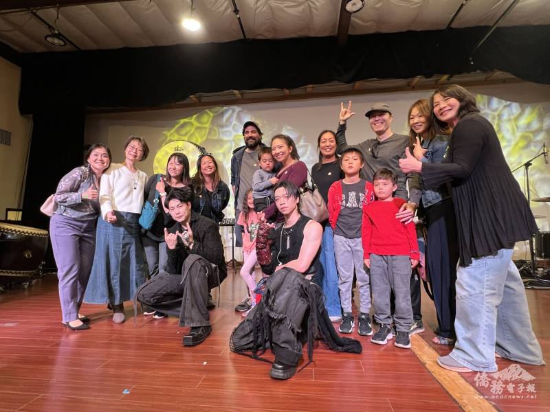 十鼓擊團員與聖地牙哥北郡華語文中心的TCML學員開心合影