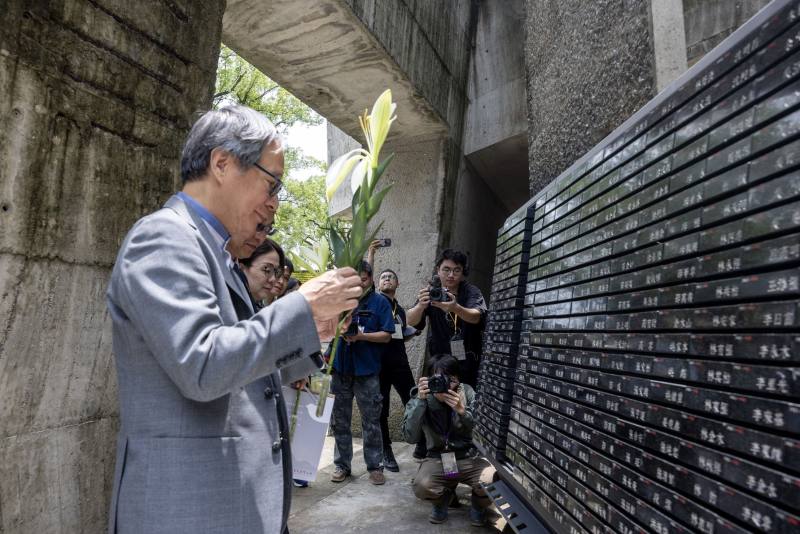 文化部長李遠在519白色恐怖記憶日典禮後，至人權紀念碑獻上象徵人權與自由的鐵砲百合