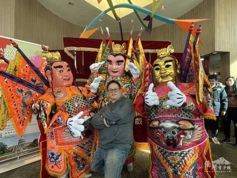 Boyu Tang, principal of TCML–the Washington DC Taiwanese School, engages with the local community to promote Taiwanese culture.