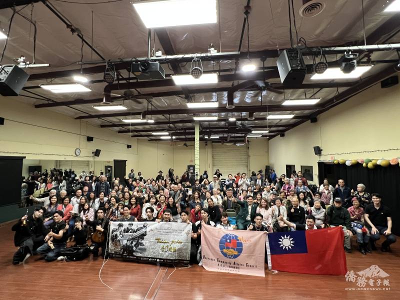 精彩演出後，十鼓擊樂團與熱情的聖地牙哥觀眾大合照