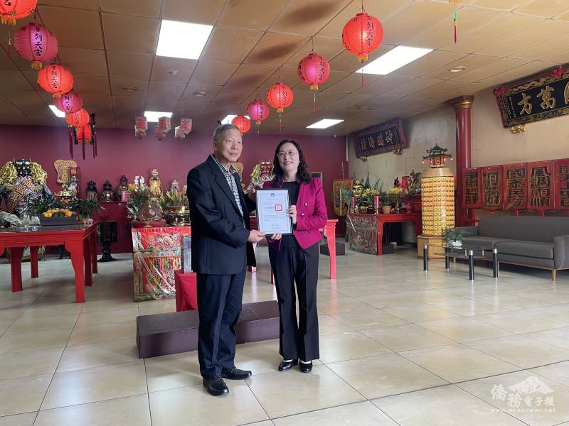 陳瑩莉代表僑務委員會委員長徐佳青頒贈感謝狀給張信城