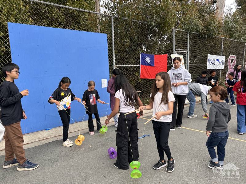 Young attendees learn how to play diabolo and shuttlecock with FASCA-SD members.