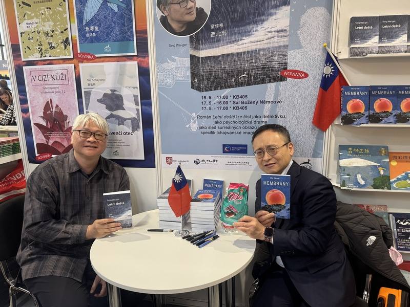 布拉格國際書展登場，參展的麋鹿出版社邀請台灣作家童偉格（左）與紀大偉（右）出席，分別就其捷克文譯作「西北雨」與「膜」發表演講，以及與讀者面對面互動、簽書交流