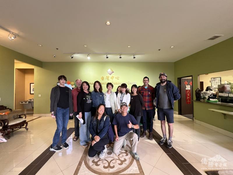 橙僑文教中心主任蕭蓓如（右四）、北郡華語文中心主任黃玲玲（左五)、僑務促進委員林玉惠（左四）、北郡中文學校校長林玉英（左三）與觀賞十鼓演出的TCML學員合影留念