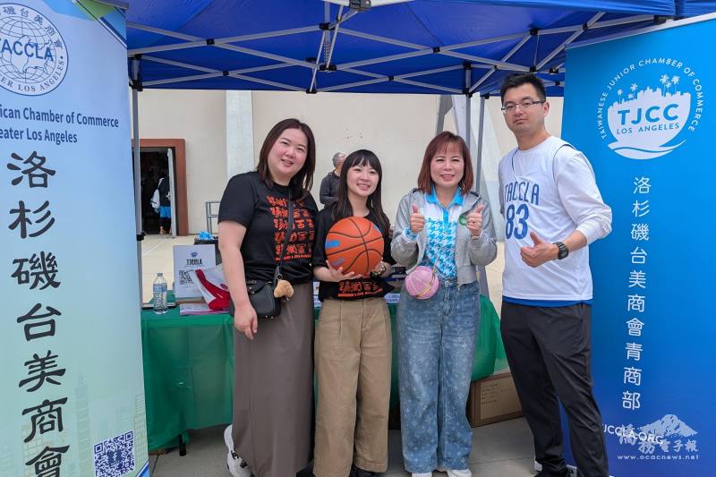 洛衫磯臺美商會會長陳玲華（右2）與洛杉磯文教中心副主任方瓊逸（左2）出席支持「公益籃球友誼邀請賽」
