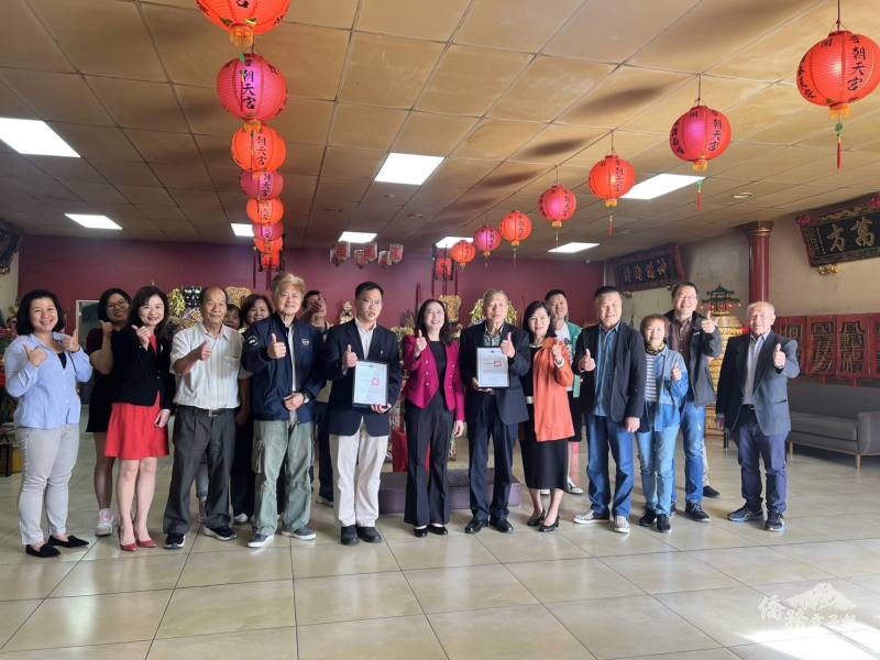 僑務榮譽職人員、滿、新任董事會成員等共同出席見證