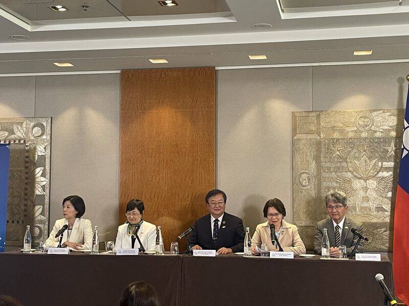 台灣世衛行動團與日內瓦國際記者協會共同舉辦記者會，歐洲記者詢問台灣對邦交國醫療援助是否減少，衛福部長邱泰源（中）強調不減反增。圖左2為僑委會委員長徐佳青、左1國民黨立委王育敏、右1民進黨立委王正旭、右2民眾黨立委劉書彬