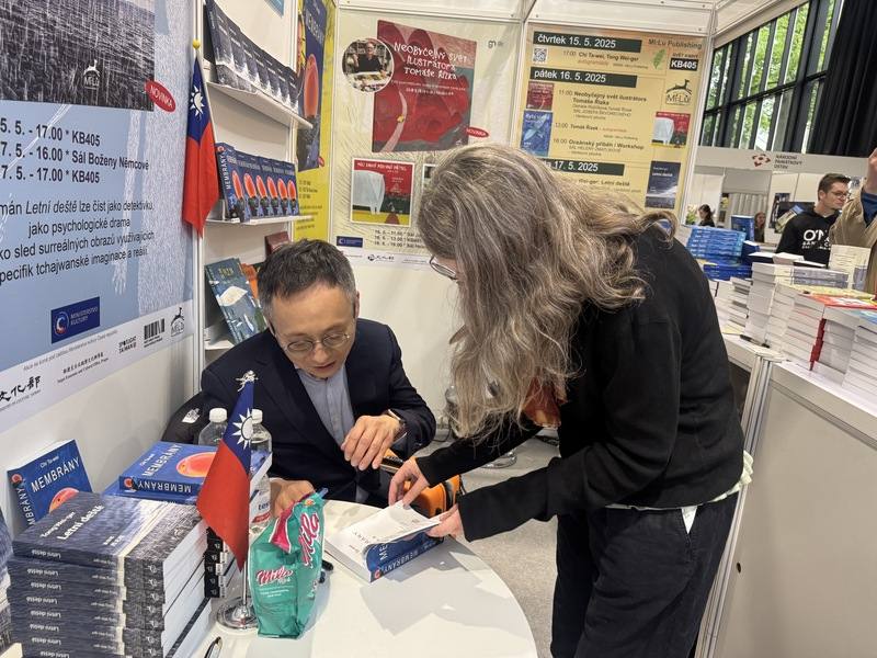 紀大偉（左）的作品「膜」被譯成捷文並出版。紀大偉在布拉格國際書展與讀者面對面互動、簽書交流