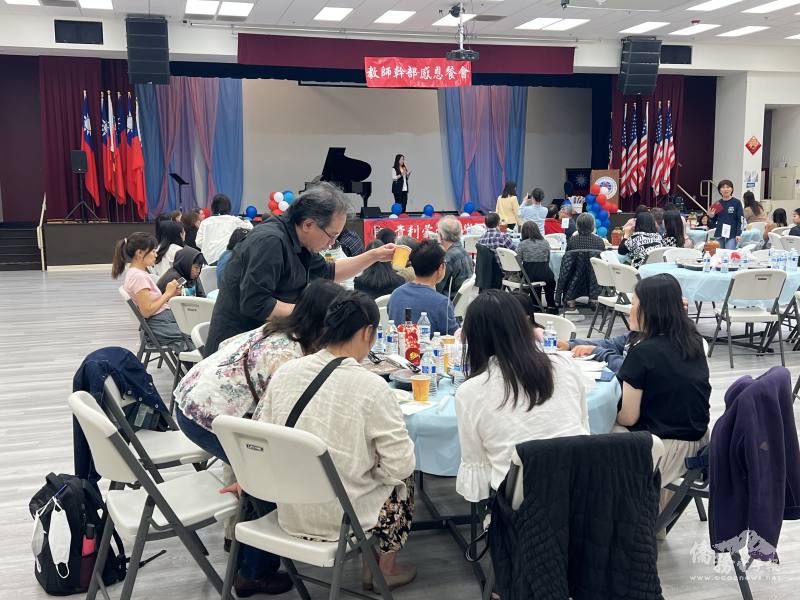 感恩餐會會場溫馨熱鬧