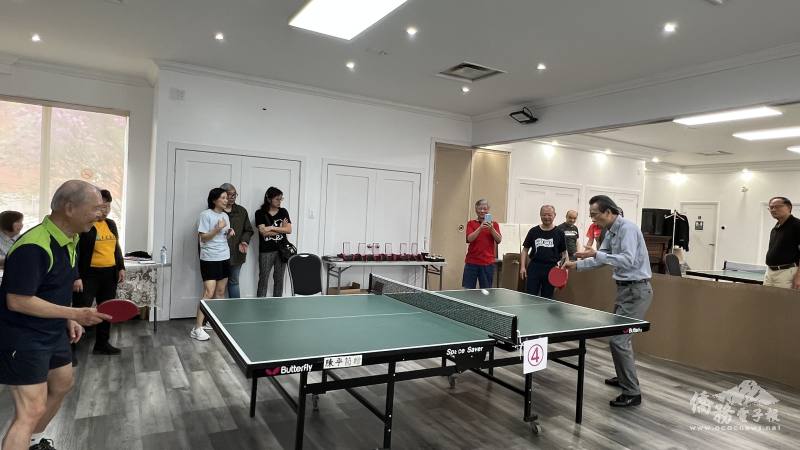 駐多倫多辦事處處長梁毅鵬與福爾摩莎長青學苑董事主席鍾雅澤主持開球儀式，象徵比賽正式展開