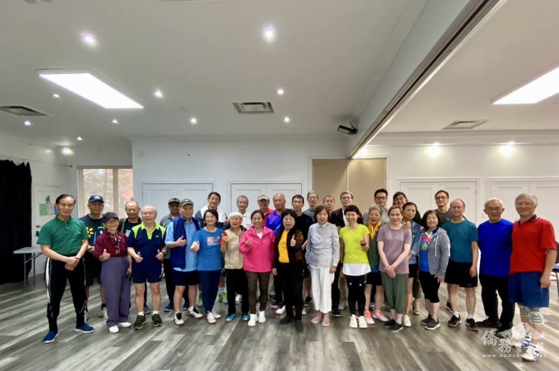 福爾摩莎長青學苑5月17日舉行「2025長青盃桌球錦標賽」，吸引50位熱愛桌球運動的僑界長者及中壯年朋友踴躍參與