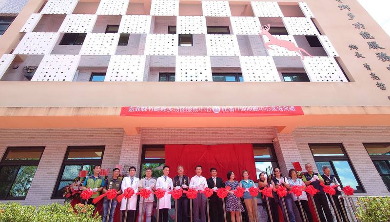 竹崎多功能服務中心暨鹿滿日間照顧中心19日舉行揭牌儀式，行政院衛福部長照司長祝健芳（右7）、嘉義縣長翁章梁（左7）等人一同剪綵