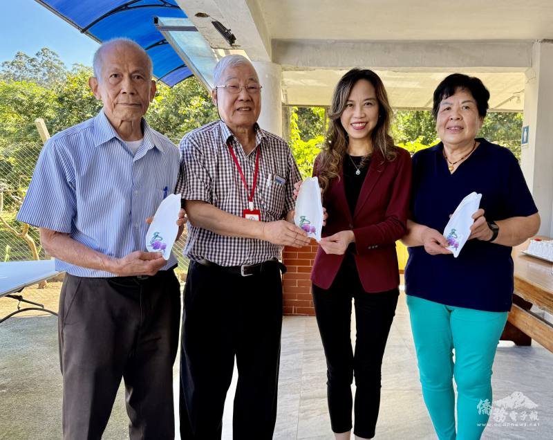 駐聖保羅辦事處處長朱怡靜（右二）贈送臺灣圖形瓷盤給慕義教會長青團契會長陳玫環（右一）、中會松年會會長蔡光政（左一）、臺灣同鄉會會長莊海定（左二）