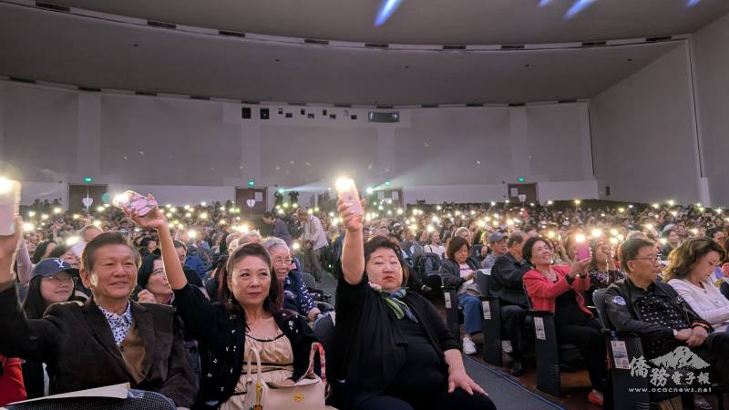 洛杉磯千餘名觀眾在East Los Angeles College舉起手燈光與十鼓擊樂團互動