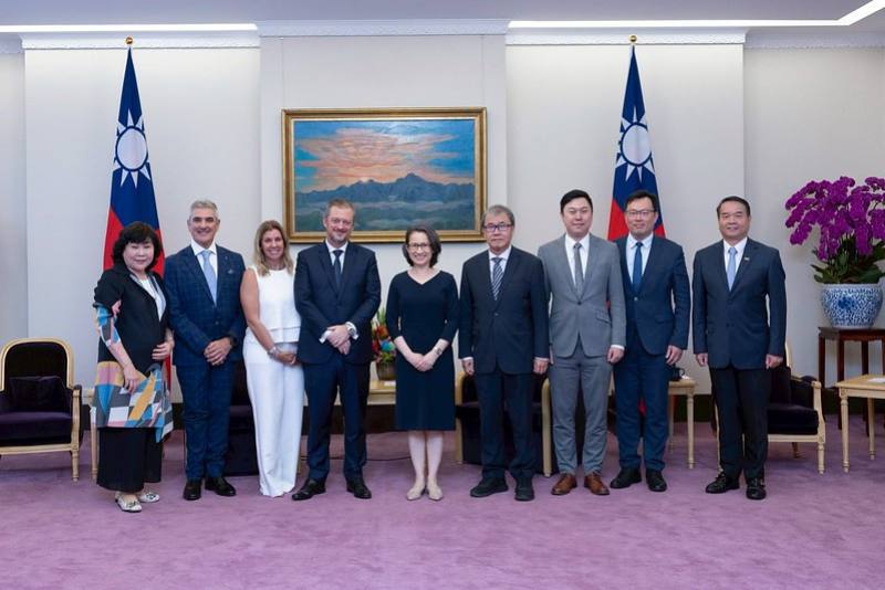 副總統與訪賓一行合影