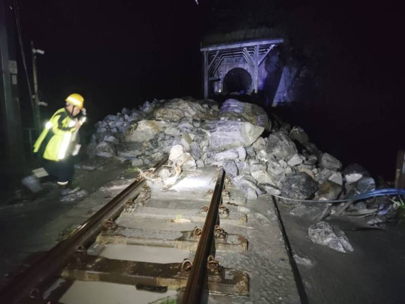 花蓮18日下午雨勢不斷，台鐵和仁與崇德間遭土石流淹沒軌道，北迴線雙向中斷，台鐵人員晚間進場搶修。（台鐵提供）