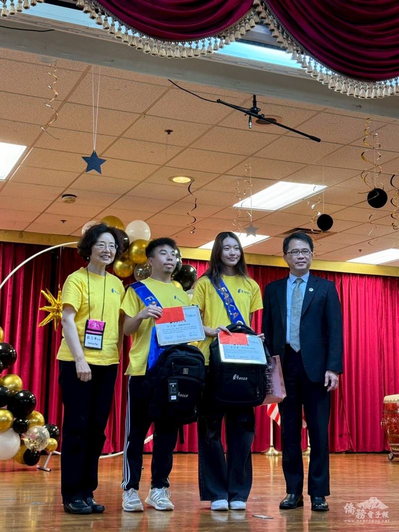 致贈畢業生證書及紀念品