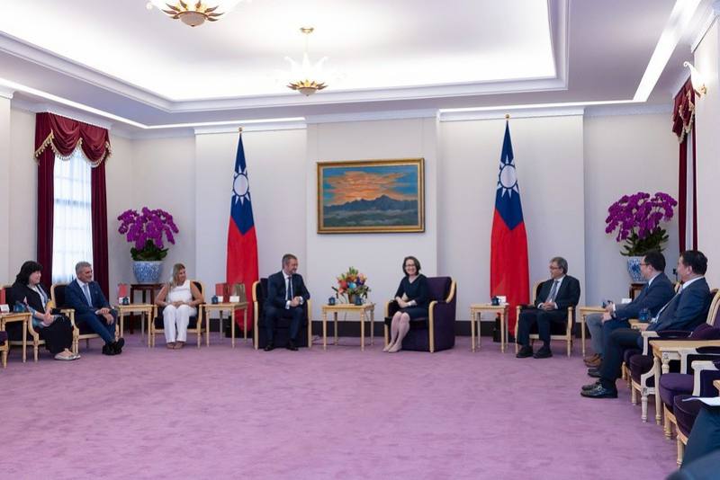 副總統接見「國際帕拉林匹克委員會總會長安德魯帕森斯伉儷一行」，並相互交流