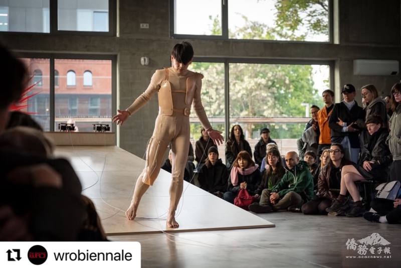 《NON-BODY／非身體》現場首演實況。舞者周書毅的肢體表現充滿張力（WRO雙年展提供）