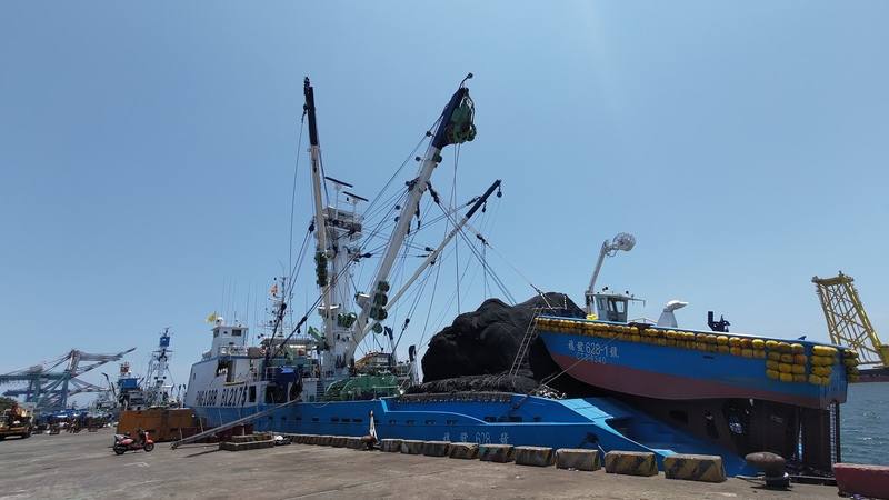 高雄是台灣遠洋漁業重鎮，前鎮漁港是台灣遠洋漁船的主要停泊港口