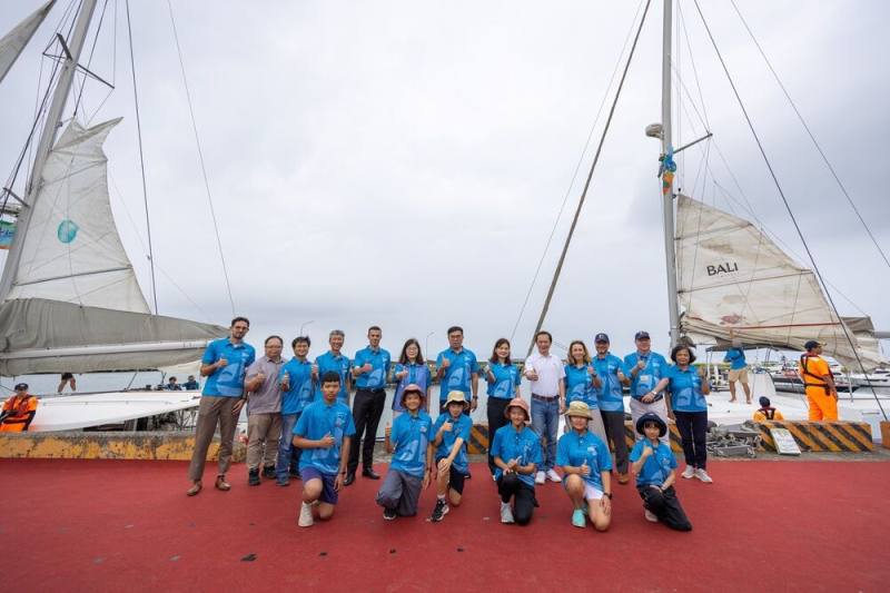 即將啟航─貴賓與小帆手們一起與阿莫號及好望角號合影