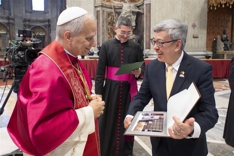 Taiwan's former Vice President Chen Chien-jen (right) presents a photograph as a gift during his meeting with Pope Leo XIV (left) on Sunday. Photo courtesy of the Ministry of Foreign Affairs