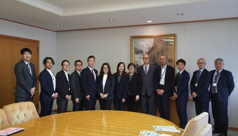 屏東縣政府為深化城市外交，傳播暨國際事務處長鄞鳳蘭（左6）日前代表屏東縣長周春米拜會日本神戶市役所，雙方就教育、觀光等議題交流。（屏東縣政府提供）
