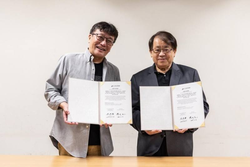 來台定居33年的日本作曲家櫻井弘二（左）日前與朱宗慶打擊樂團簽約，正式成為駐團作曲家。圖右為朱宗慶打擊樂團創辦人朱宗慶。（朱宗慶打擊樂團提供）