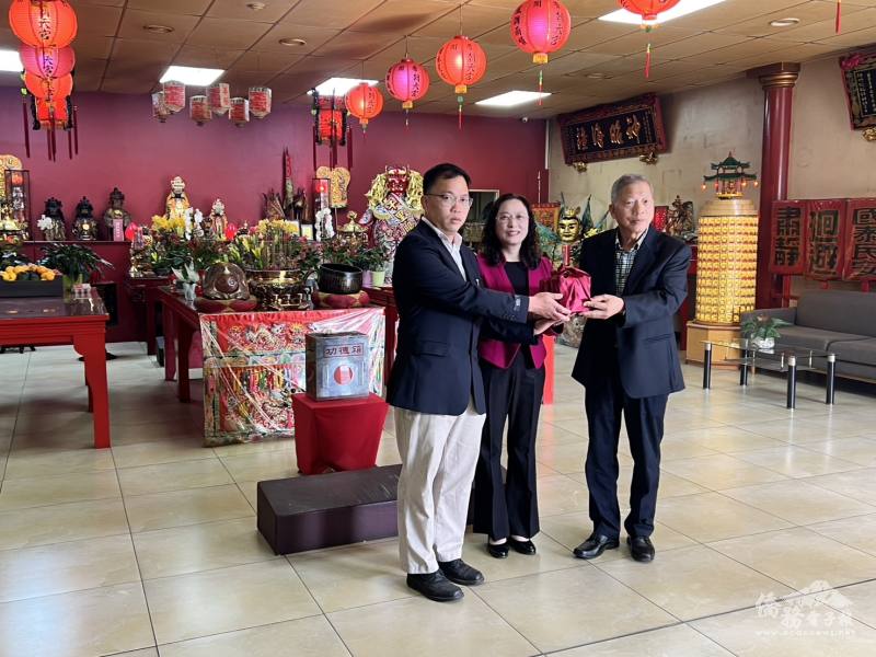 駐開普敦辦事處處長陳瑩莉(中)監交，滿任董事長張信城(右)將印信交給新任董事長蘇昱翔(左)