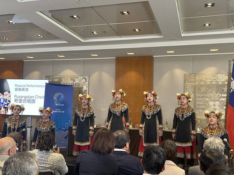 排灣族學童組成的希望兒童合唱團應政府邀請，來到日內瓦的台灣世衛活動表演，向國際友人展現台灣多元文化特色
