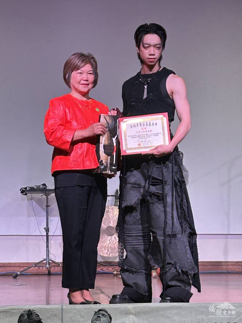 聖地牙哥臺美基金會董事長陳淑慎(左一)頒發感謝狀予十鼓擊樂團長謝家茗（右一）