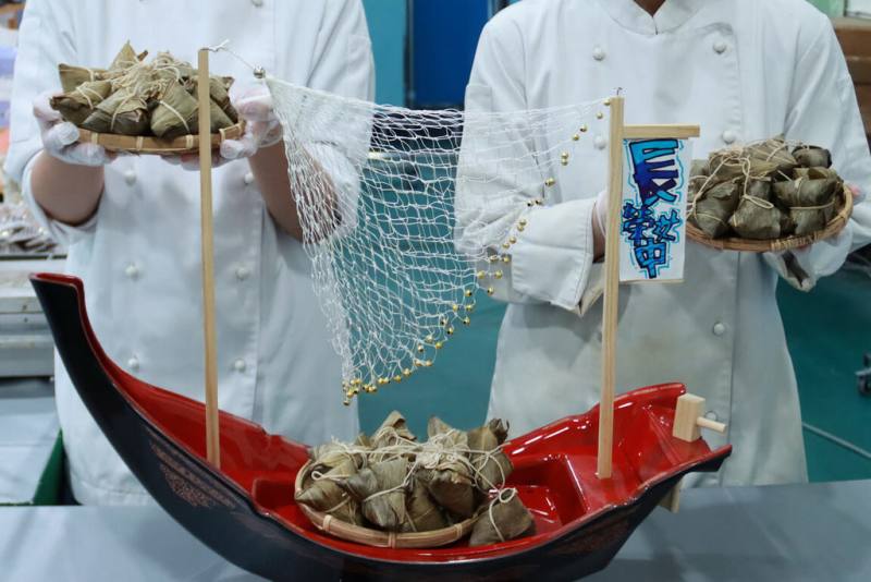 長榮女中餐飲科19日發表由師生共同設計的「粽子三吃」，除傳統口味，還有以蜂蜜及水果調味的甜粽及果凍粽，口感特殊。（長榮女中提供）