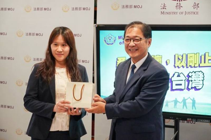 鄭銘謙部長致贈禮品給楊翊妘檢察官