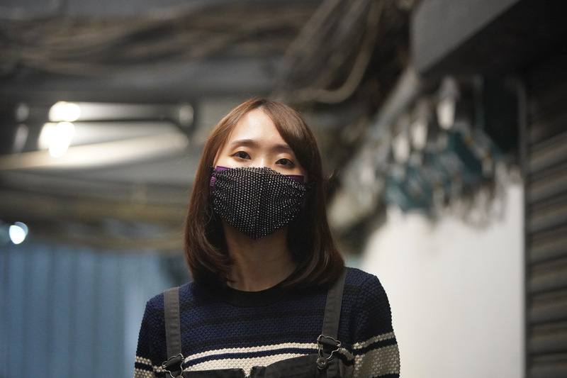 「良田：柚子異色精選集」書中收錄短篇「戴上口罩」，是漫畫家柚子在COVID-19（2019冠狀病毒疾病）疫情爆發前構思作品，卻意外搭上後來人人戴口罩、以口罩造型比美的世界局面