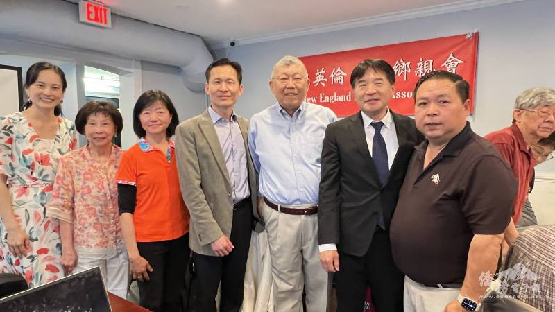 紐英崙客家鄉親會會長宋玉琴（左三）和理事蔡高進（右一），邀駐波士頓辦事處處長廖朝宏（左四）、波士頓文教中心主任高家富（右二）和波士頓僑務委員郭競儒（左二）、麻州豐田汽車代理創辦人柯乃南（右三）合影