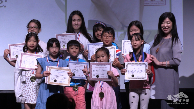 頒發各班學生學習成績優異獎及全勤獎