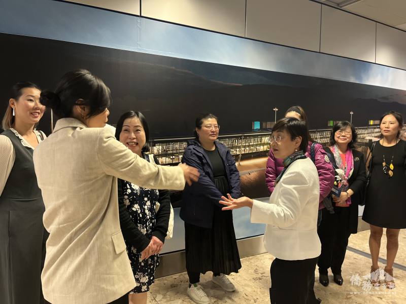 僑務委員會委員長徐佳青開心的與僑胞交流