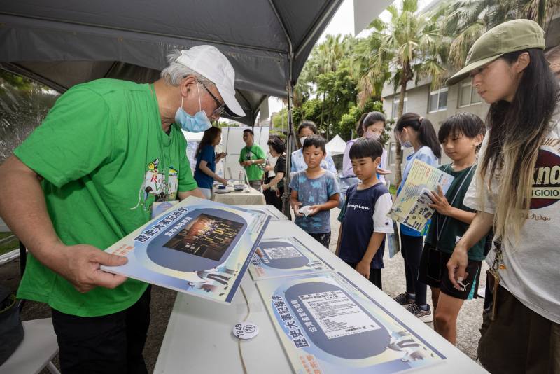 國家人權博物館19日舉辦人權市集，設置人權團體及教育單位互動攤位、手作體驗攤位等，並規劃集章及任務挑戰活動，從中分享人權知識