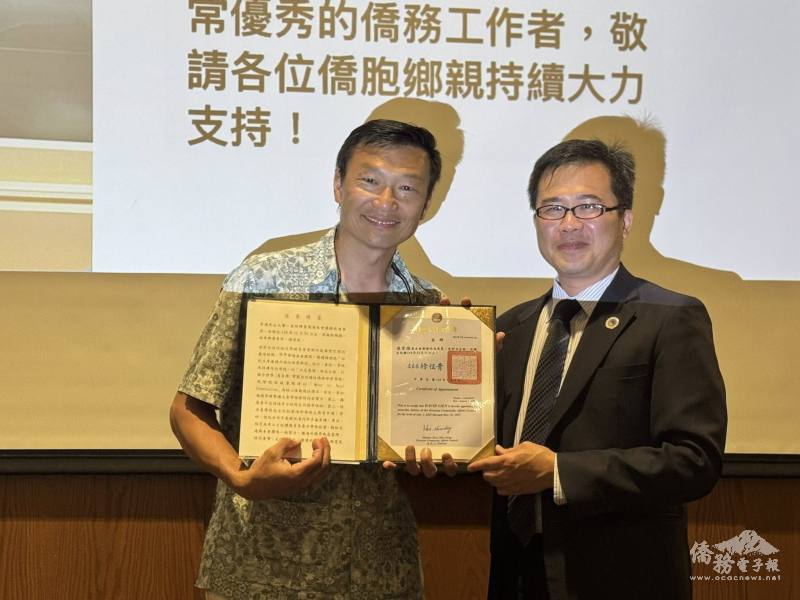 亞特蘭大文教中心主任閻樹榮(右)頒發僑務促進委員聘書予連育德(左)