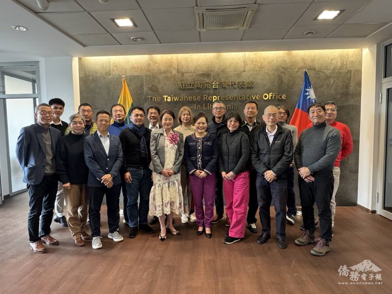 透過世界臺灣商會商機委員會歐洲委員林婉叡(中)的牽線，臺灣駐立陶宛代表處大使王雪紅(右4)與立陶宛臺灣商會葉瑋(左1)接見並宴請荷蘭寶島高爾夫球隊；立陶宛經濟組組長蕭振寰(右2)、 荷蘭寶島高爾夫球隊隊長邱順興(左3)、荷蘭臺灣商會會長高翊恭(左4)