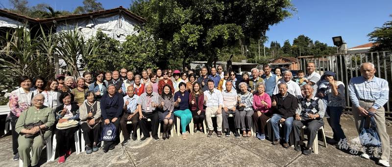 貴賓們和出席僑胞鄉親合照