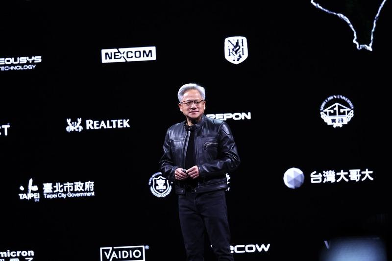 人工智慧（AI）晶片大廠輝達（NVIDIA）執行長黃仁勳19日在台北國際電腦展（COMPUTEX）主題演講指出，輝達進軍台灣超過30年，在台灣有很多珍貴合作夥伴及朋友，見證了輝達的成就，並以現場螢幕展示台灣合作夥伴的企業標誌