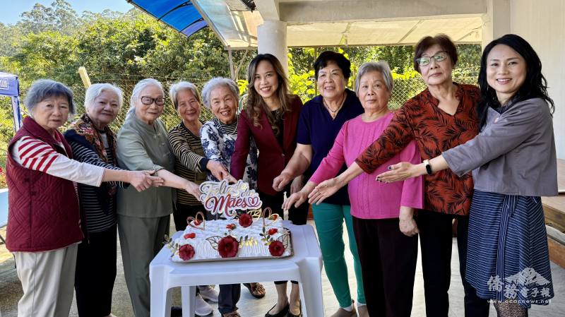 朱怡靜（右五）、臺貿中心主任施㦤倫（右一）及陳玫環（右四）和80歲以上媽媽代表合切母親節蛋糕