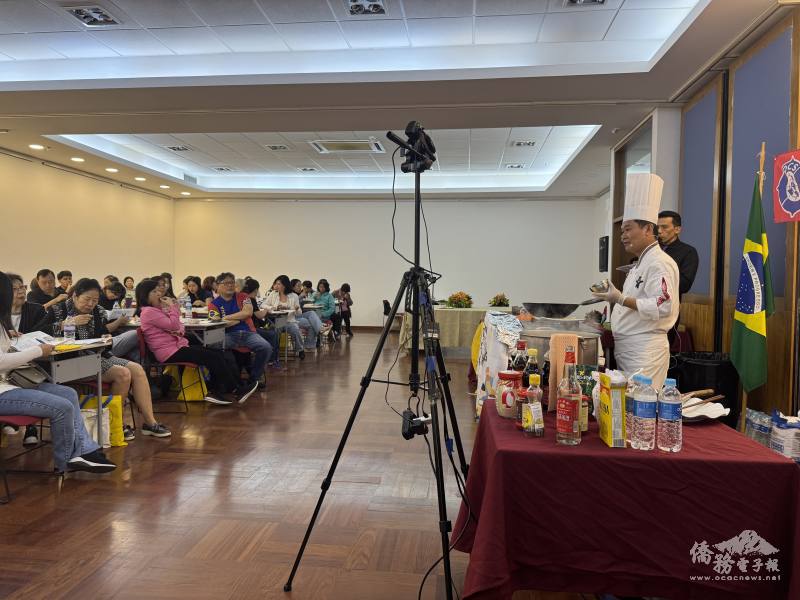 溫國智進行示範教學活動