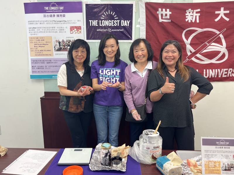老師劉敏慧(左一) 與阿茲海默症協會北加州經理張珮寧張珮寧(左二)手持成品合影