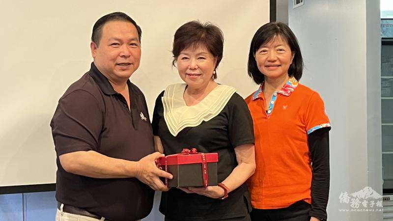 宋玉琴（右）和蔡高進（左），送感謝狀給該會舞蹈老師余嘯渝（中）