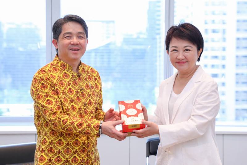 泰國貿易經濟辦事處代表文那隆（Narong Boonsatheanwong）（左）20日拜會台中市政府，由台中市長盧秀燕（右）親自接待。（台中市政府提供）