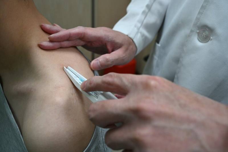 亞洲大學附屬醫院中醫師吳俊昌說，門診出現許多年輕病患出現烏龜頸、富貴包等症狀，可採浮針治療改善頸部不適。（亞大附醫提供）