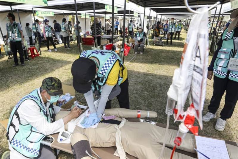 圖為3月全社會防衛韌性委員會在台南進行首次實地演練，模擬設立重傷處理區處置傷病患。（中央社檔案照片）
